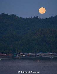 Full Moon over Gaya Island, TAR Park, Kota Kinabalu, Saba... by Richard Swann 